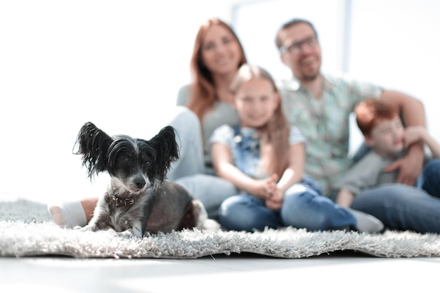 Image de fond de famille heureuse avec animal de compagnie