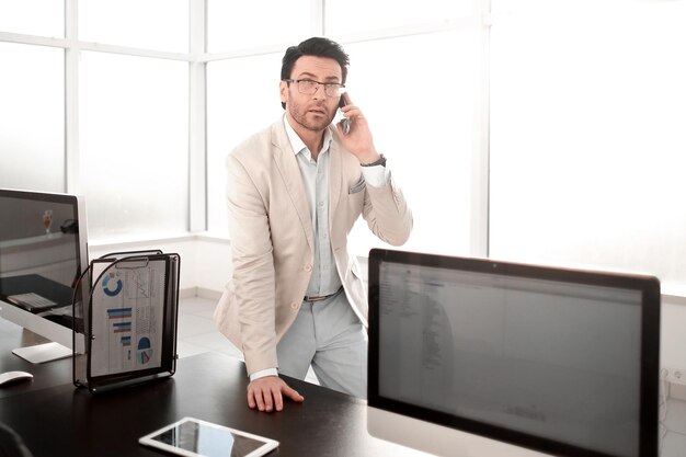 Image de fond d'un homme d'affaires dans un concept de bureau moderne