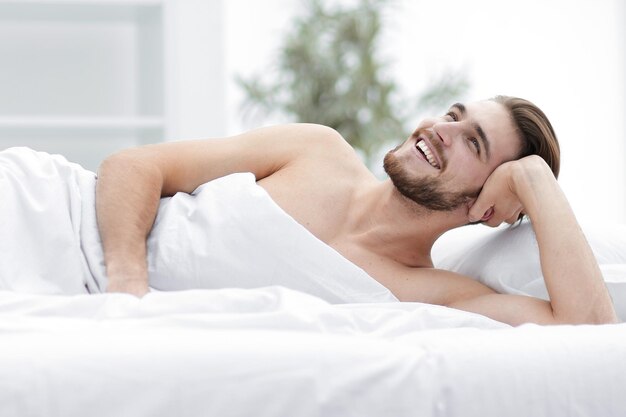 Image de fond d'un homme qui a réussi se réveille dans une nouvelle maison