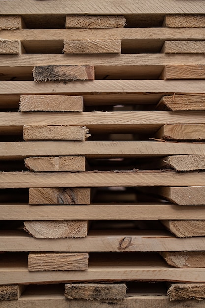 Image de fond de palettes en bois empilées les unes sur les autres à l'entrepôt