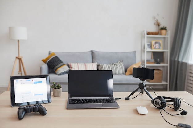 Image De Fond De La Station De Jeu Avec Ordinateur Portable, Manette De Jeu Et équipement De Streaming Vidéo Dans Un Intérieur Minimal De La Maison, Espace De Copie