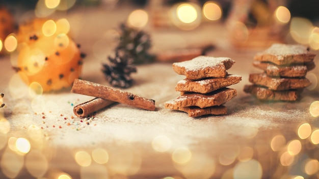 Image de fond de table de Noël de bâtons de cannelle oranges et biscuits sur fond de bois beautifu