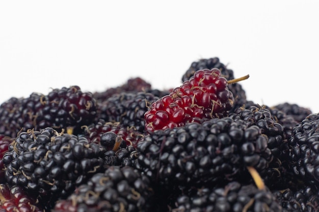 L&#39;image de fruits de mûrier sur fond blanc.