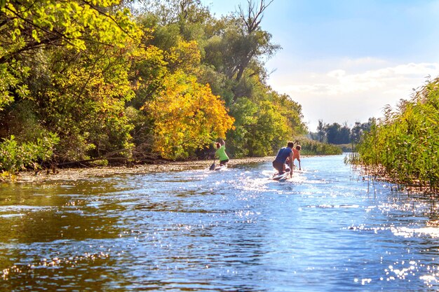 Image garçons pagayent des canoës sur la rivière