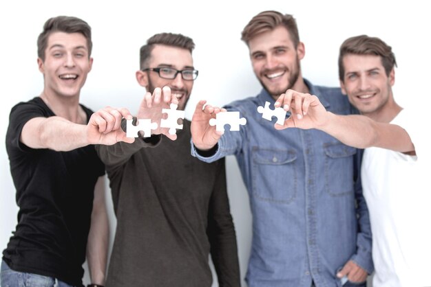 Image des gars connectant les pièces du puzzle