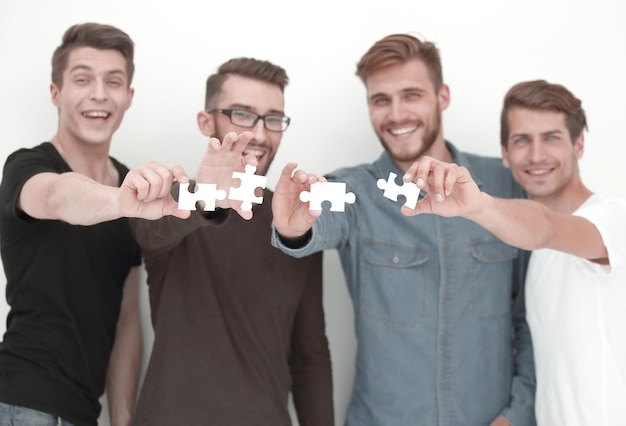 Photo image des gars connectant les pièces du puzzle