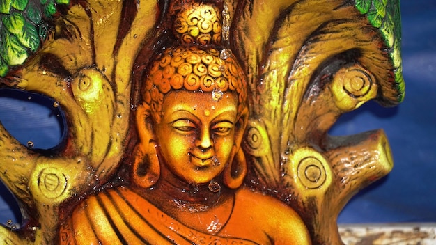 Image de Gautam Buddha L'eau qui tombe jaillit d'en haut