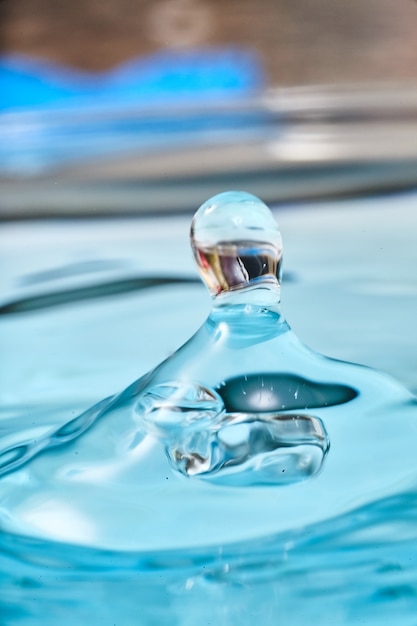 Image d'une goutte d'eau bleue avec un reflet mystérieux