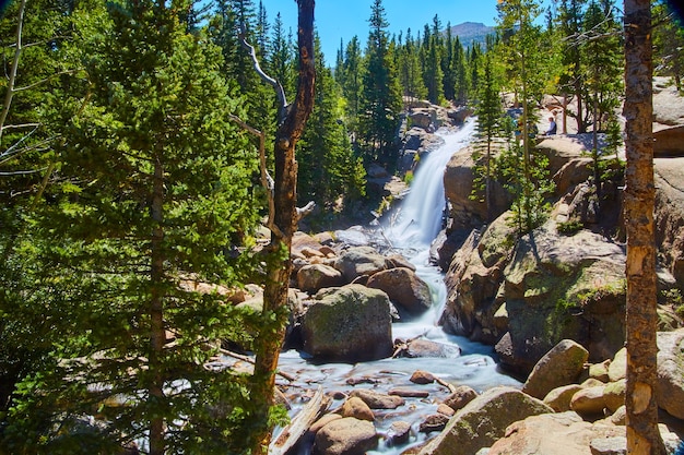 Image de grande cascade dans les montagnes au-dessus des rochers