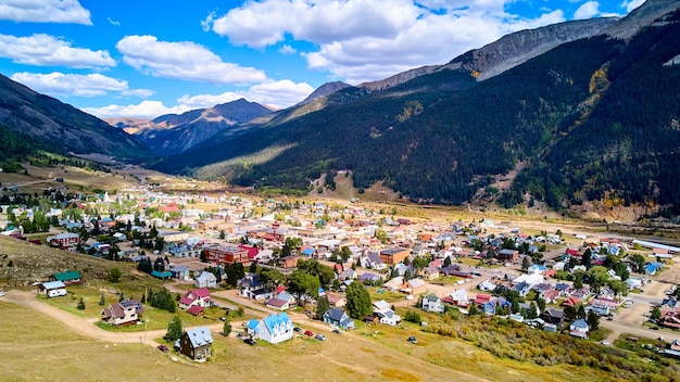 Image d'une grande chaîne de montagnes entourant une petite ville de l'ouest dans la vallée