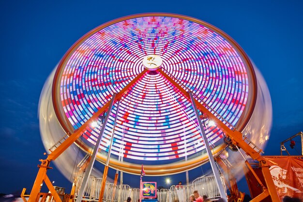 Image de la grande roue avec du rouge, du blanc et du bleu