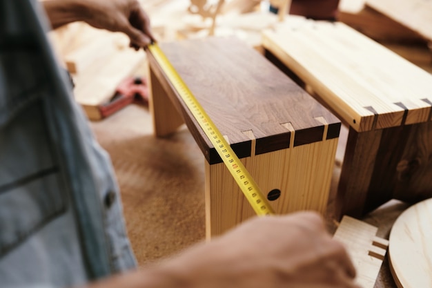 Image en gros plan de l'avant du tiroir de mesure du charpentier avec un ruban à mesurer