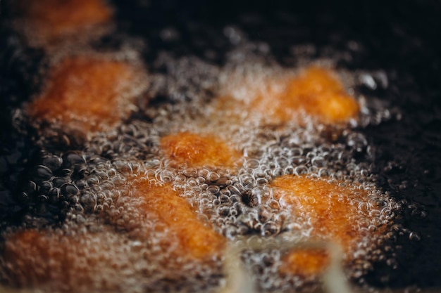 Image en gros plan de la cuisson du tempura de pépites de poulet en friture