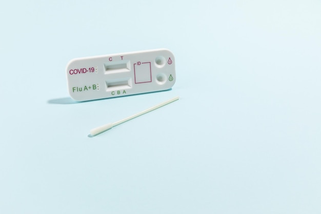 Image en gros plan du dispositif de kit de test rapide pour Covid19 sur une surface bleue