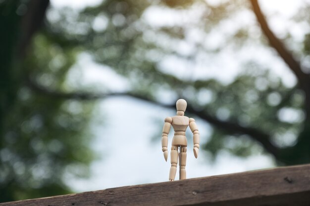 Image gros plan du modèle de figure en bois d&#39;un homme debout sur une table en bois