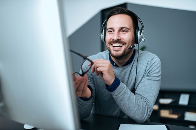 Image en gros plan du représentant du service clientèle au travail.