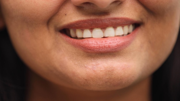 Image en gros plan du visage de la femme se concentrant sur la partie inférieure