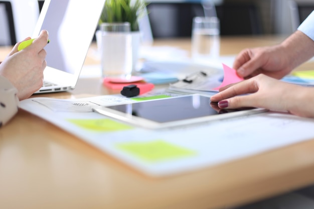 Image en gros plan d'un employé de bureau utilisant un pavé tactile pour analyser des données statistiques