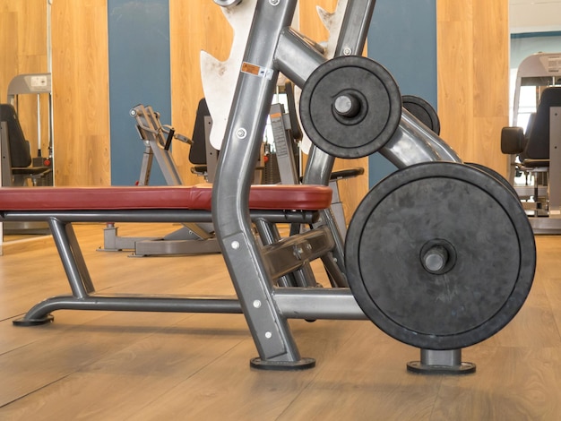 Image en gros plan d'équipements de fitness dans la salle de gymbarbellbarbell pancakes