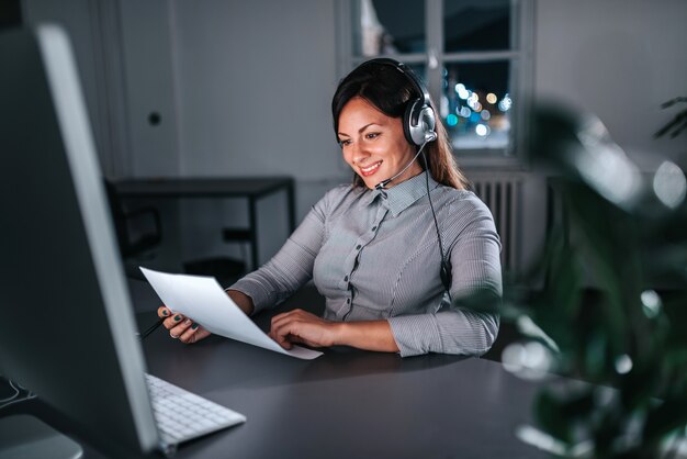 Image gros plan de femme d&#39;affaires avec casque au bureau.