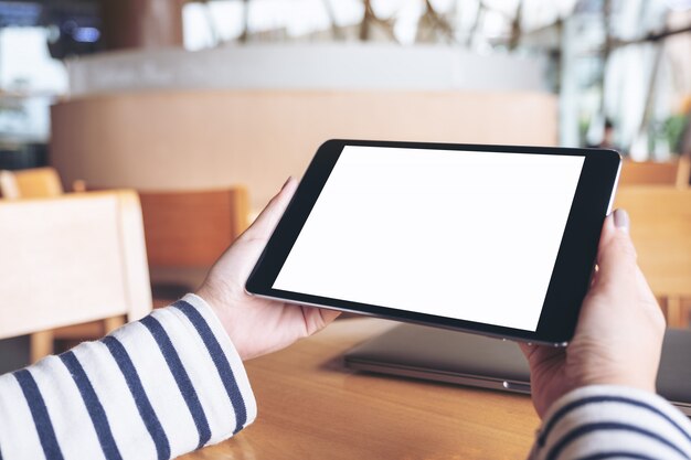 Image gros plan d'une femme à l'aide d'une tablette