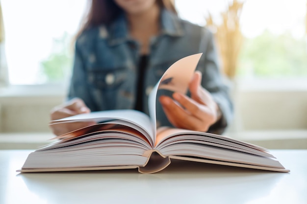 Image en gros plan d'une femme assise et lisant un livre