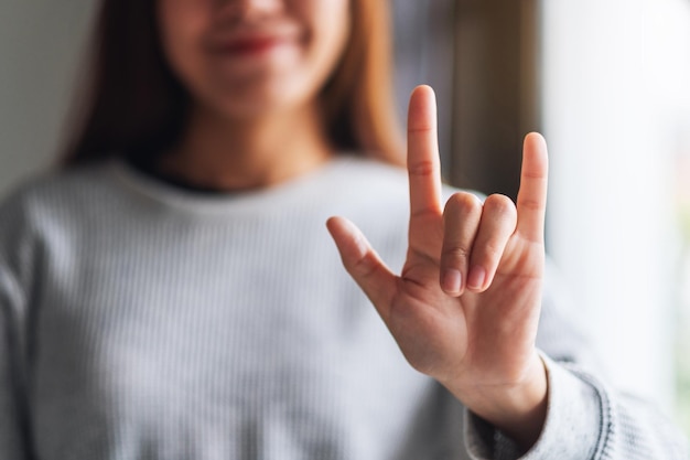 Image En Gros Plan D'une Femme Faisant Et Montrant Un Signe De Main D'amour Avec Un Sentiment De Bonheur