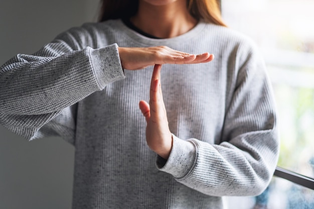 Image gros plan d'une femme faisant le signe de la main du temps mort