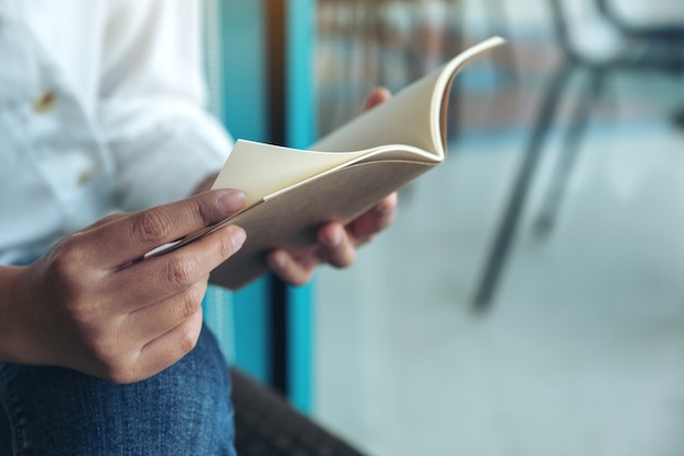 Image Gros plan d'une femme tenant et lisant un livre