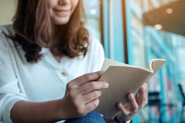 Image Gros plan d'une femme tenant et lisant un livre