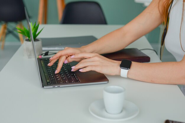 Image en gros plan d'une femme travaillant sur un ordinateur portable de bureau indépendant