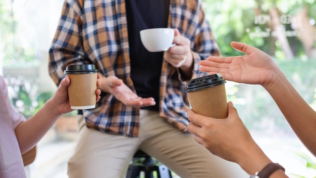 Image en gros plan d'un groupe de jeunes qui aimaient parler et boire du café ensemble