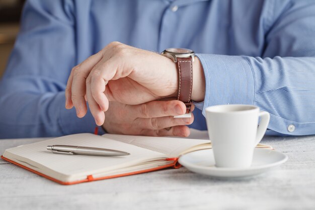 Image en gros plan d'un homme buvant un délicieux café expresso au premier plan