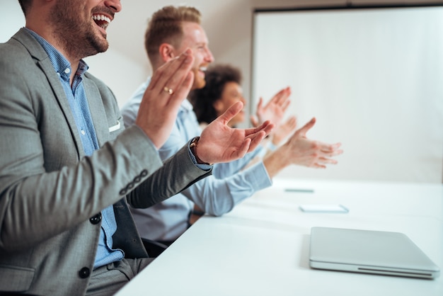 Image gros plan des hommes d&#39;affaires applaudissant après un séminaire ou une présentation.