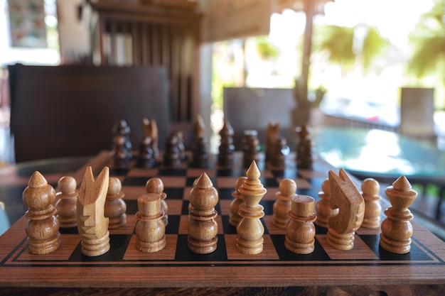 Image Gros plan d'un jeu d'échecs en bois sur l'échiquier