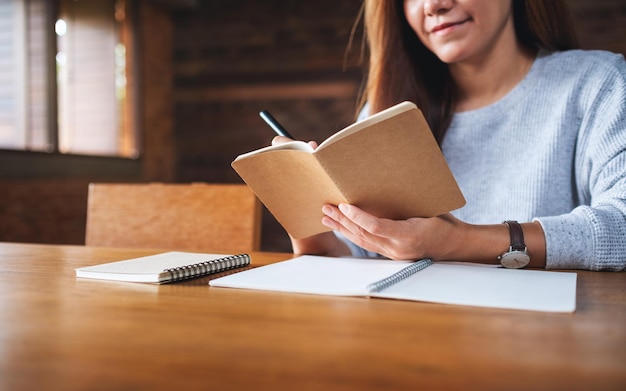 Image en gros plan d'une jeune femme travaillant et écrivant sur un ordinateur portable