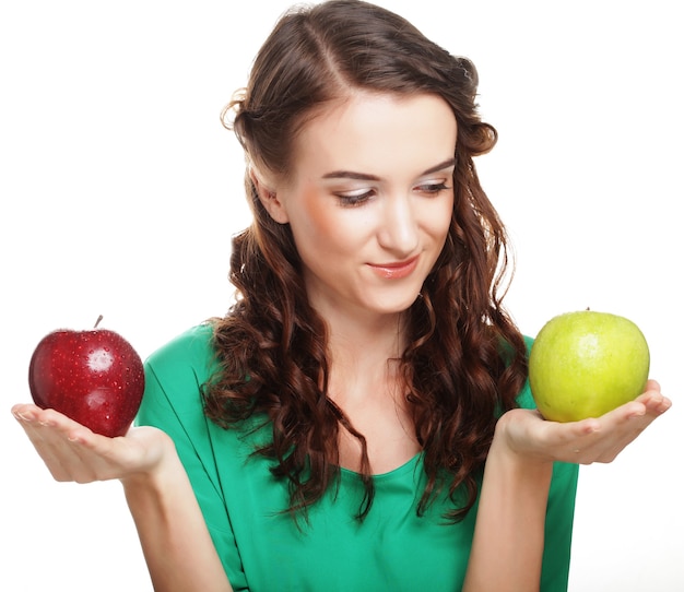 Image Gros plan de la jolie jeune fille avec les pommes rouges et vertes