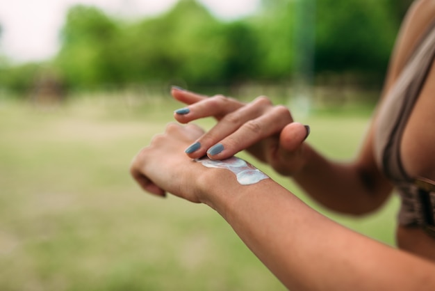 Image Gros Plan D'une Personne Féminine Méconnaissable Appliquant Une Crème Solaire.