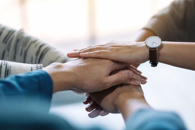 Image en gros plan de personnes mettant leurs mains en pile