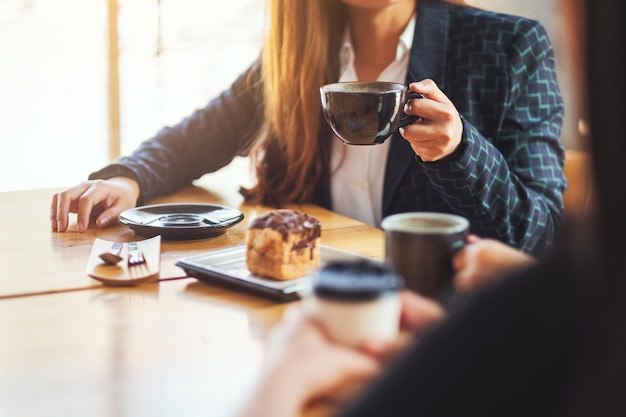 Image en gros plan de personnes qui aimaient parler, manger et boire du café ensemble au café