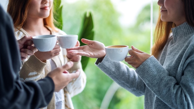 Image en gros plan de personnes qui aiment parler et boire du café ensemble