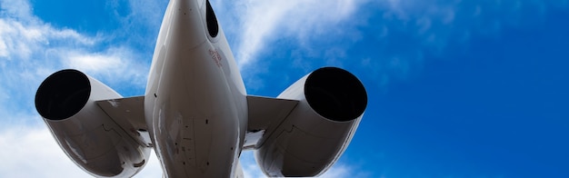 Une image en gros plan de queue de jet d'affaires d'avion sur le beau ciel, image panoramique