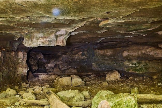 Image D'une Grotte Au Toit Presque Plat Avec De Gros Rochers éparpillés Sur Le Sol