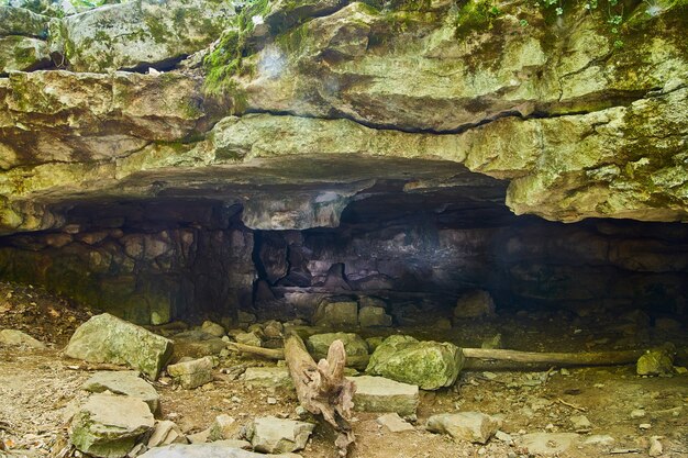 Image de la grotte moussue avec une lumière étrange