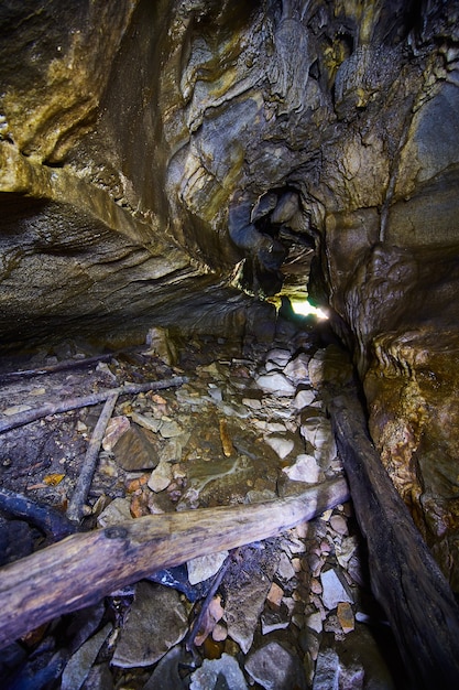 Image de grotte naturelle avec une lumière au bout du tunnel