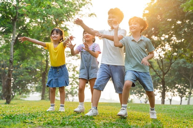 Image d'un groupe d'enfants asiatiques mignons jouant dans le parc