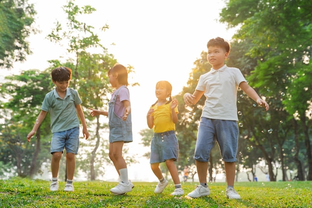 Image d'un groupe d'enfants asiatiques mignons jouant dans le parc