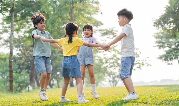 Image d'un groupe d'enfants asiatiques s'amusant dans le parc