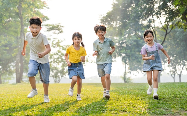 Image d'un groupe d'enfants asiatiques s'amusant dans le parc