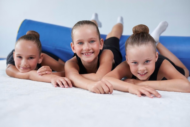 Image d'un groupe de petites filles dans la salle de sport après un entraînement Concept de gymnastique Médias mixtes